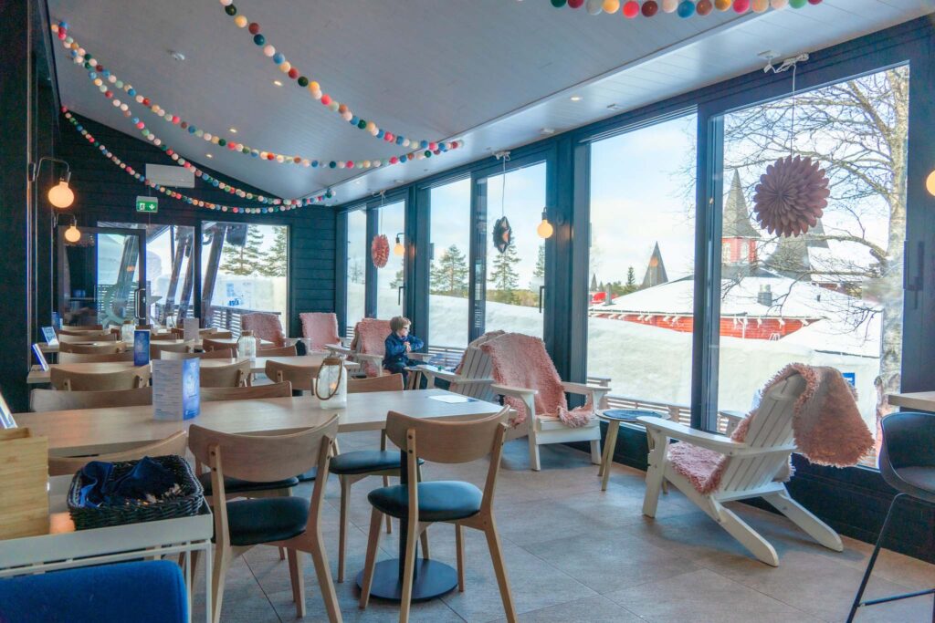 Café Ensilumen tunnelmallinen lämmin lasitettu terassi.