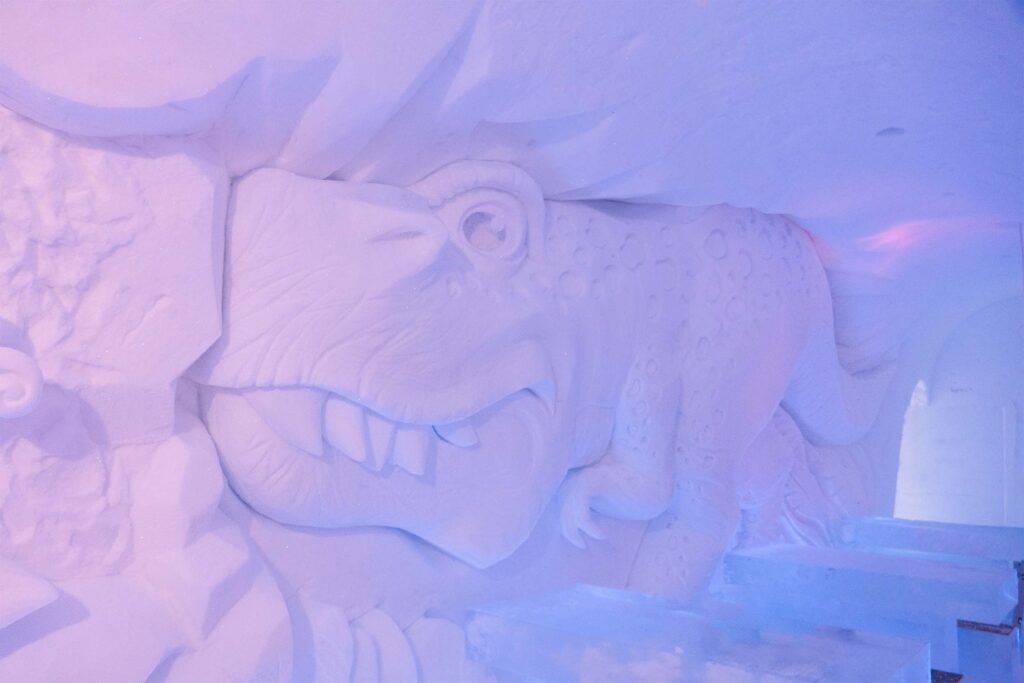 Lumesta tehty dinosaurus.