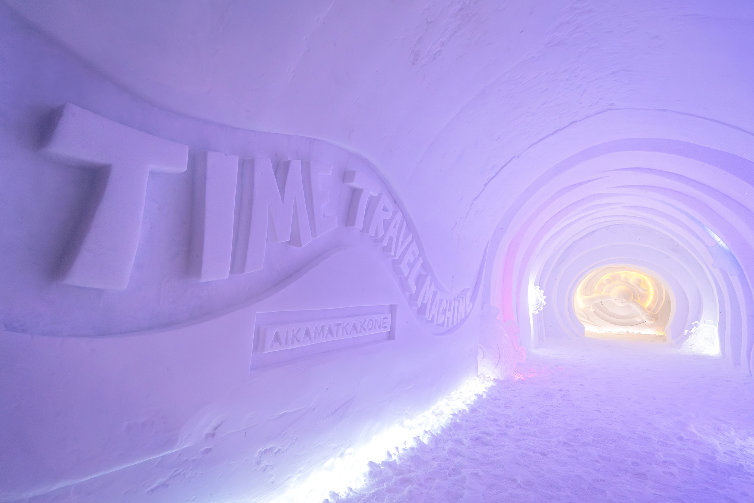 Teema Aikamatkakone kaiverettuna lumiseinään Snowman Worldin sisäänkäynnillä.