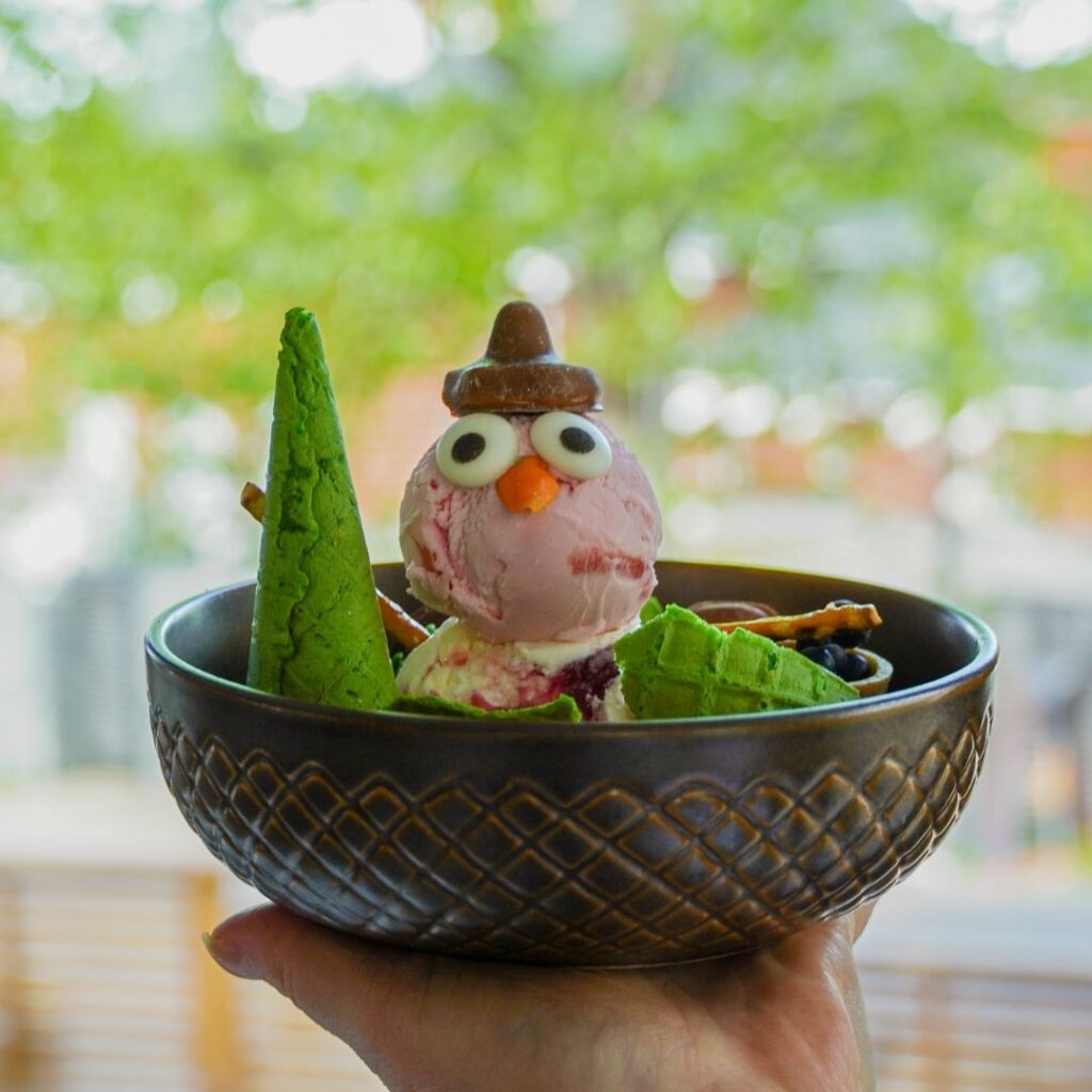 Colourful summer ice cream dessert at Café Ensilumi.