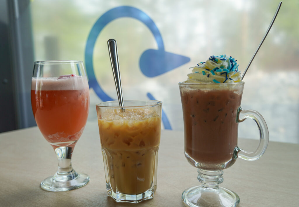 Virkistäviä kesäjuomia Café Ensilumessa.