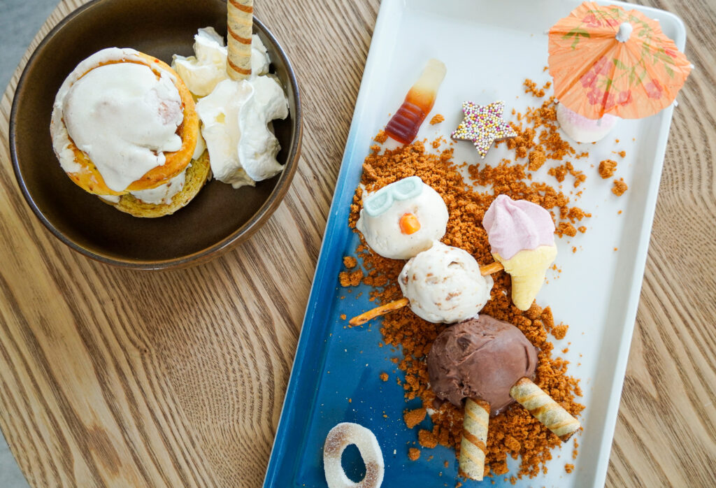 Snowman Worldin inspiroimat jäätelöannokset Café Ensilumessa.