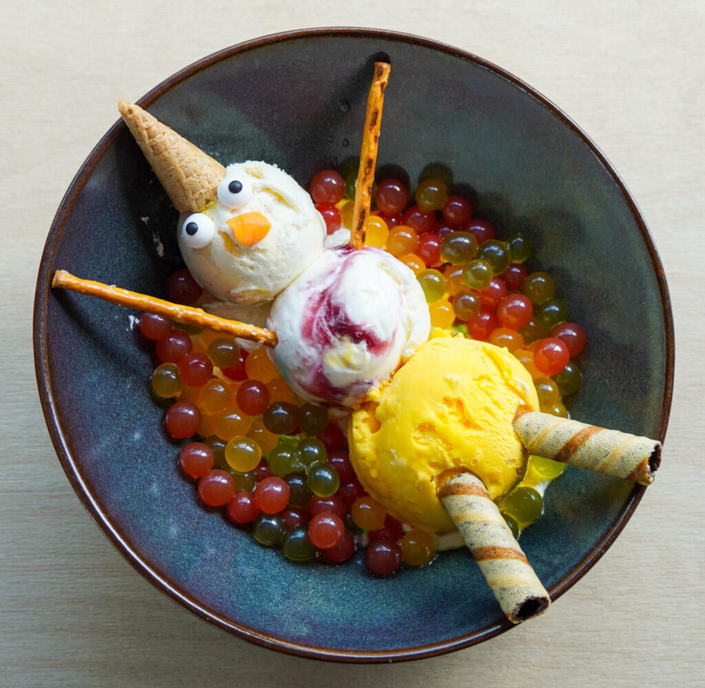 A Snowman shaped ice cream dessert portion at Café Ensilumi.