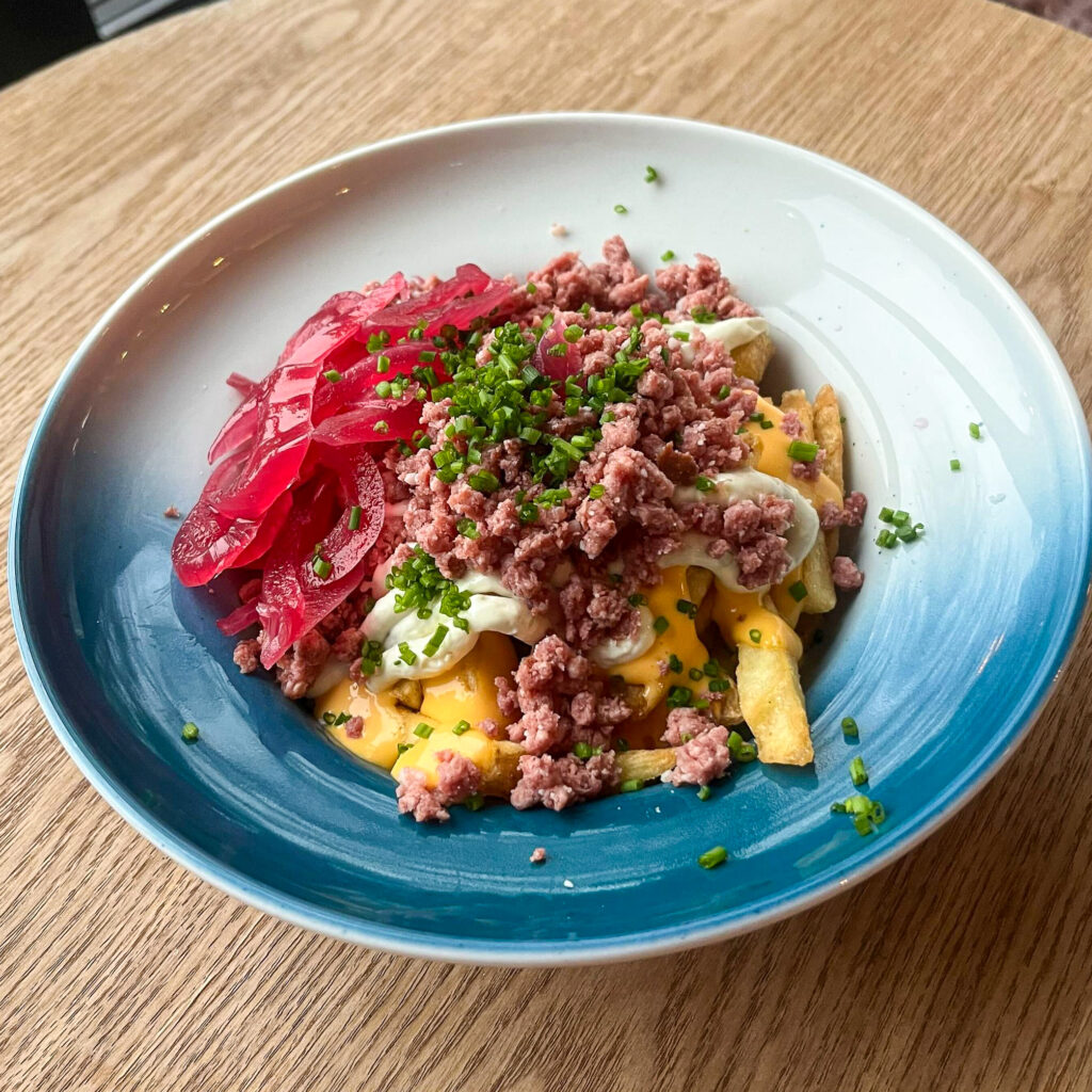 Lappish Loaded Fries topped with minced meat, pickled red onion at Café Ensilumi.