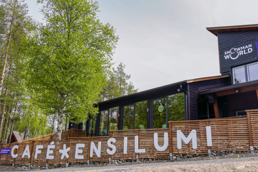 Café Ensilumi kuvattuna ulkoa, Joulupukin Pajakylässä Rovaniemellä